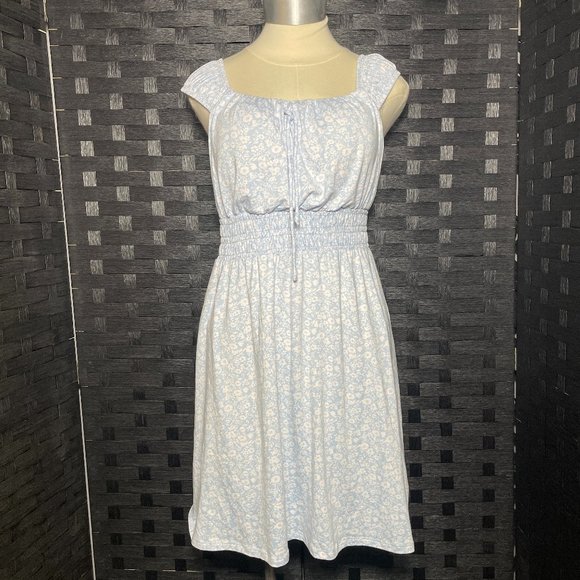 Almost Famous Dresses & Skirts - Almost Famous Blouson Knee length dress, Floral, ruffled hem & cap sleeve, sz L